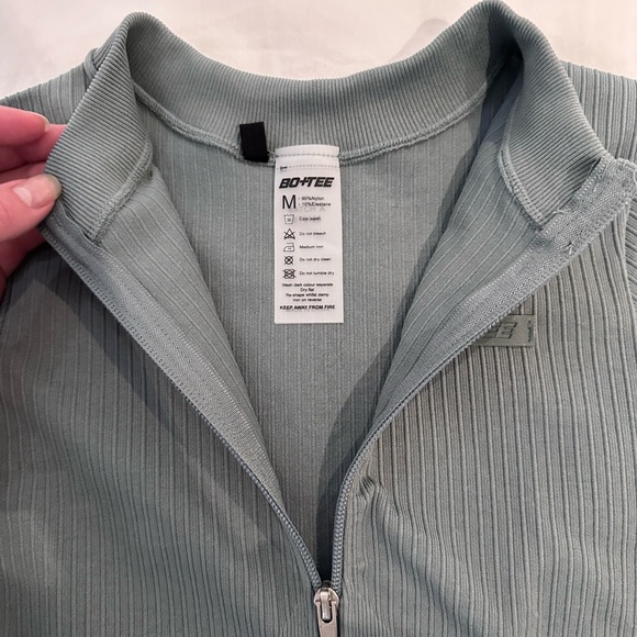 BO&TEE Ribbed short sleeve zip front top - Picture 3 of 5